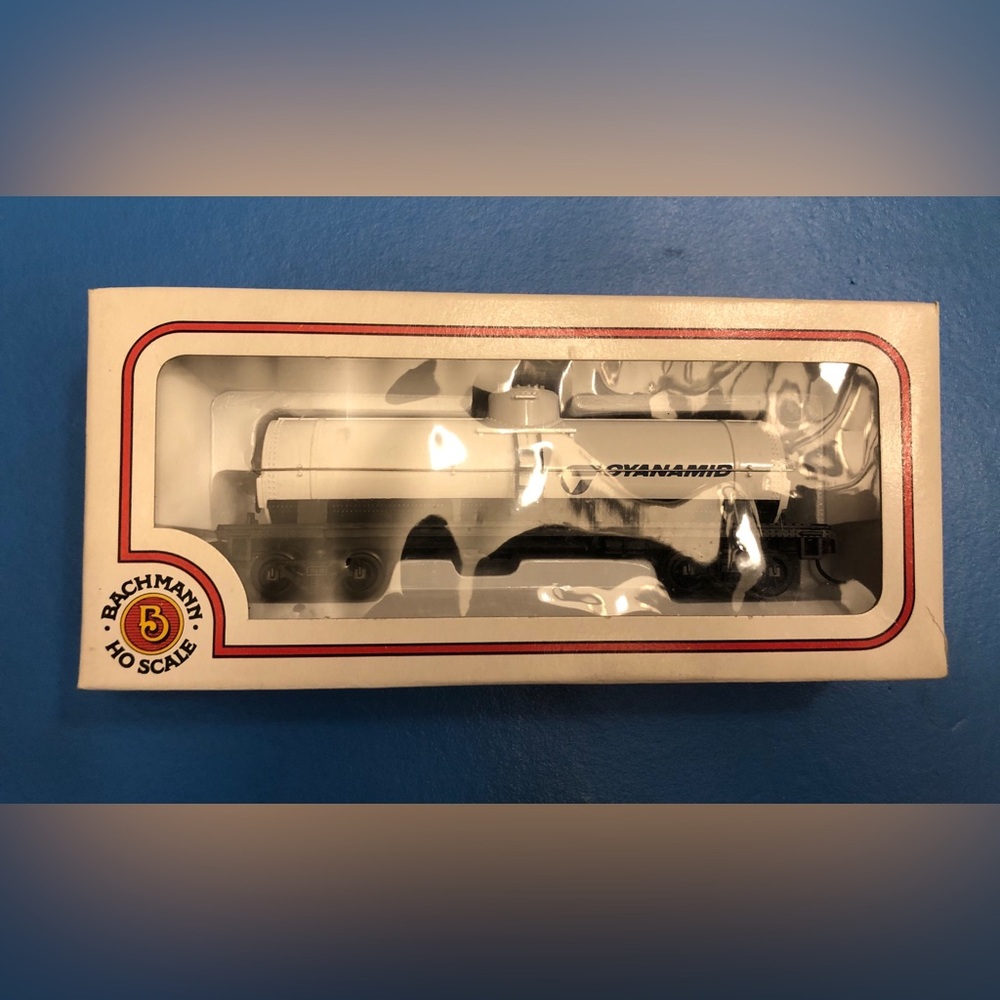 HO Bachmann Cyanamid 40’ Triple Dome Tank Car Railroad Freight Tanker